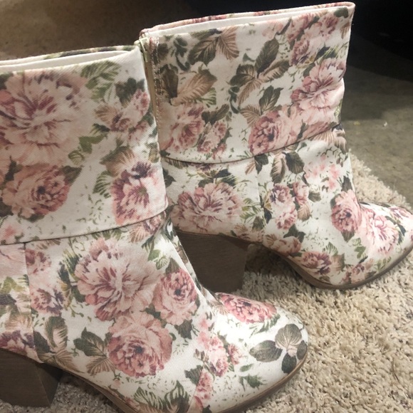 Booties. - Picture 2 of 8